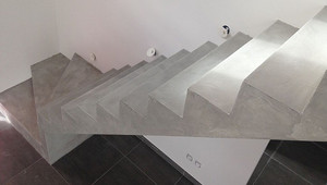 escalier en béton brut recouvert d'un béton ciré enduit décoratif pour recouvrement d'escalier