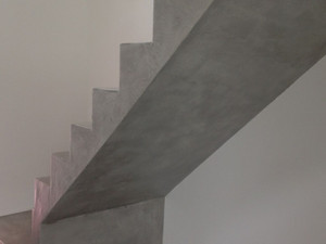 recouvrir le limon d'un escalier en béton ciré et recouvrir le deriére d'un esclaier en béton ciré